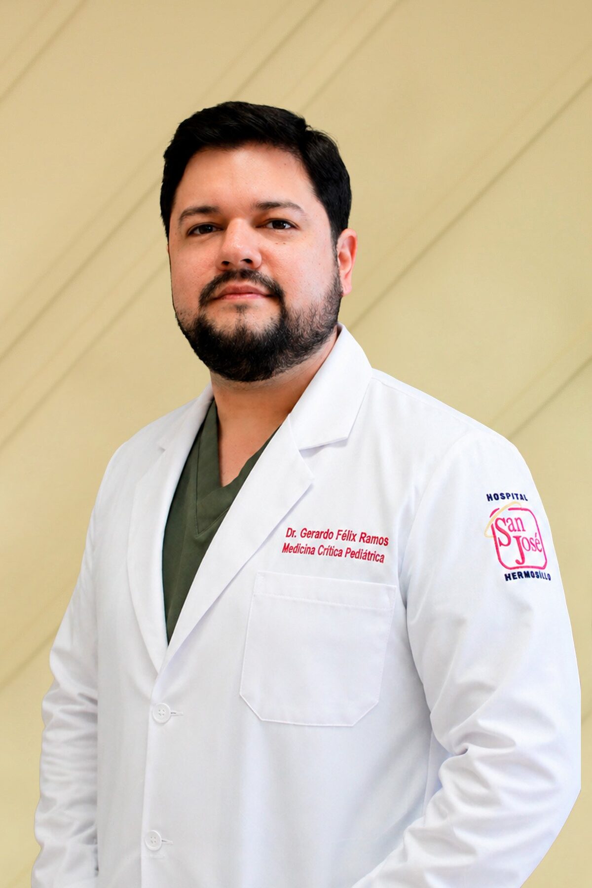 Dr. Gerardo Félix Ramos, pediatra en su consultorio.