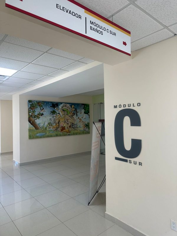 Señalización del Módulo C Sur junto al elevador del Hospital San José.